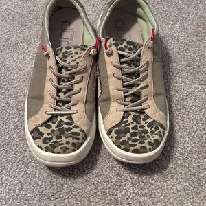 Womens Hey Dudes size 9